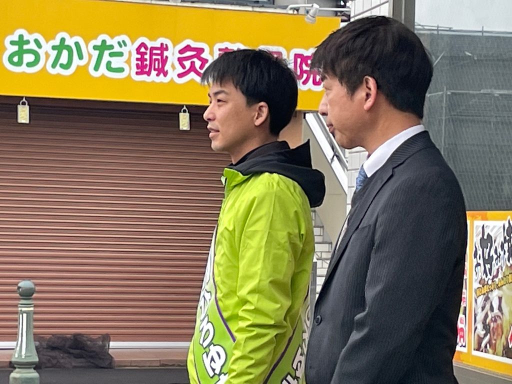 御殿山駅で伏見隆枚方市長と並んでご挨拶をする候補者、門川ひろゆき